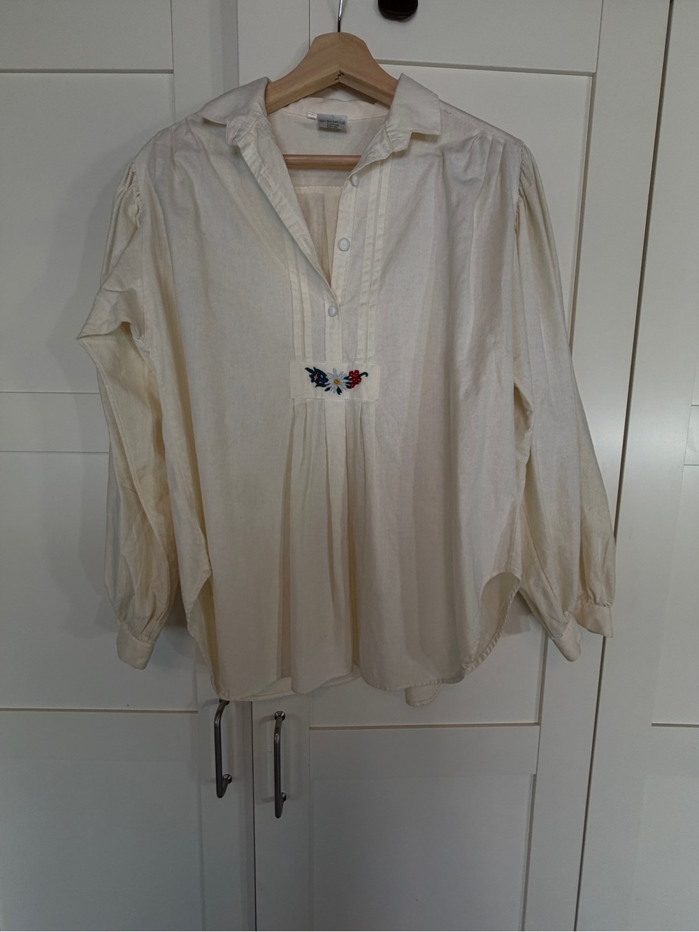 Cream Tee with Green Woven Logo Tag B12 - Picture 1 of 10